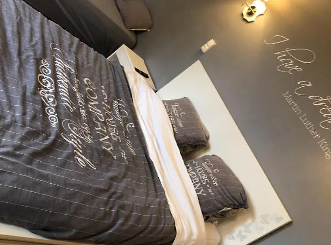 Habitación en casa particular Chez Celine Et Philippe Marie Dans Propriété De Charme Avec Piscine